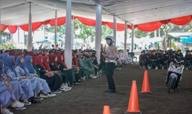 Polres-Jember-Gelar-'Pondok-Pesantren-Road-Safety'-Ajak-Santri-Jadi-Pelopor-Tertib-Lalu-Lintas